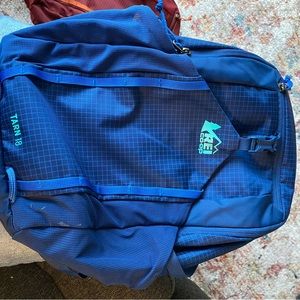 REI Tarn 18 kids backpack GUC